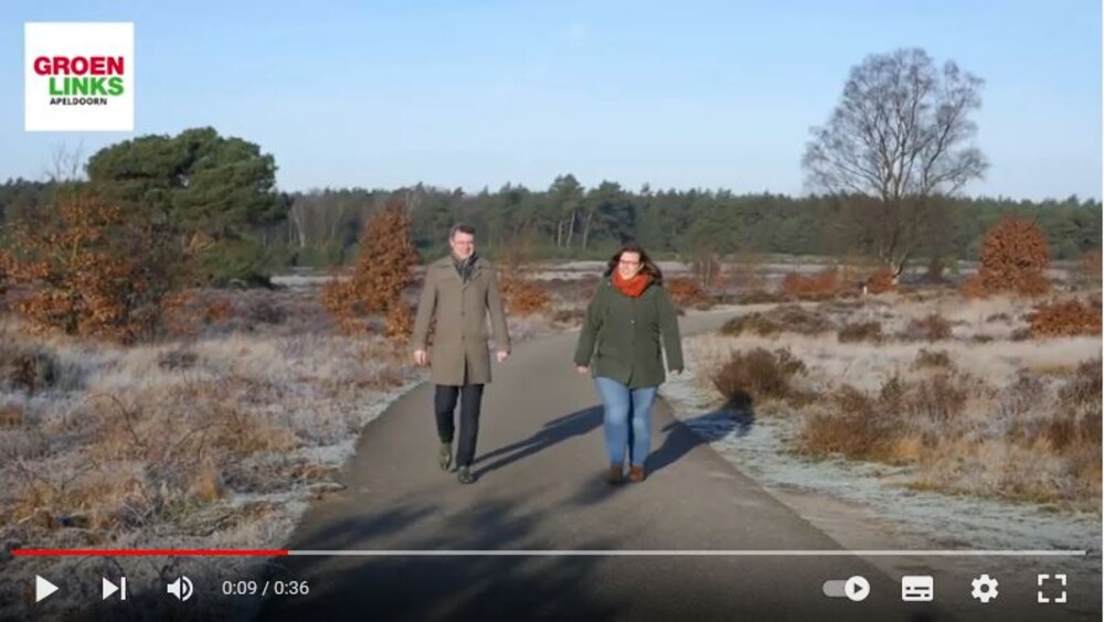 Ewald te Koppele en Anoek van der Weijden, wandelend op de Veluwse heide