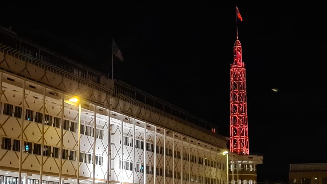 stadhuis met vlag met vuist, avond