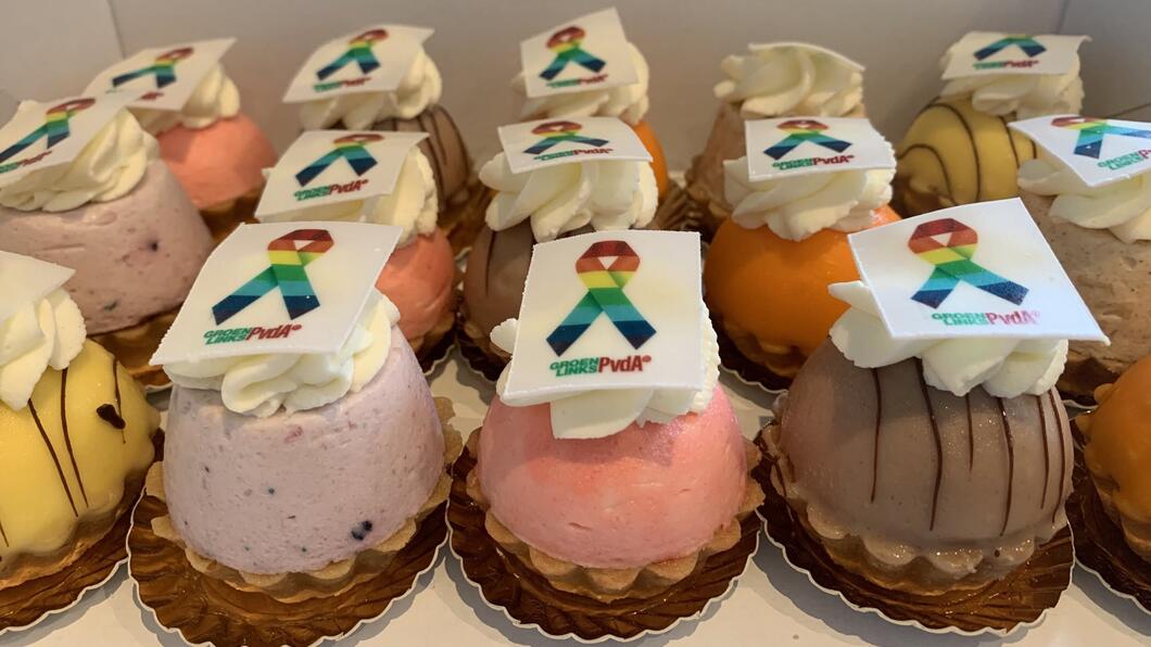 Taartjes bij uitreiking regenbooglintjes