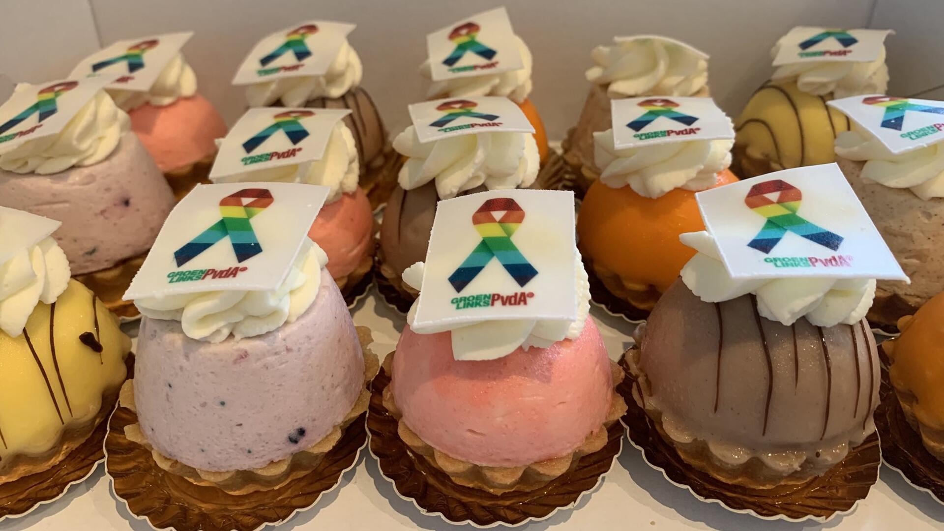 Taartjes bij uitreiking regenbooglintjes
